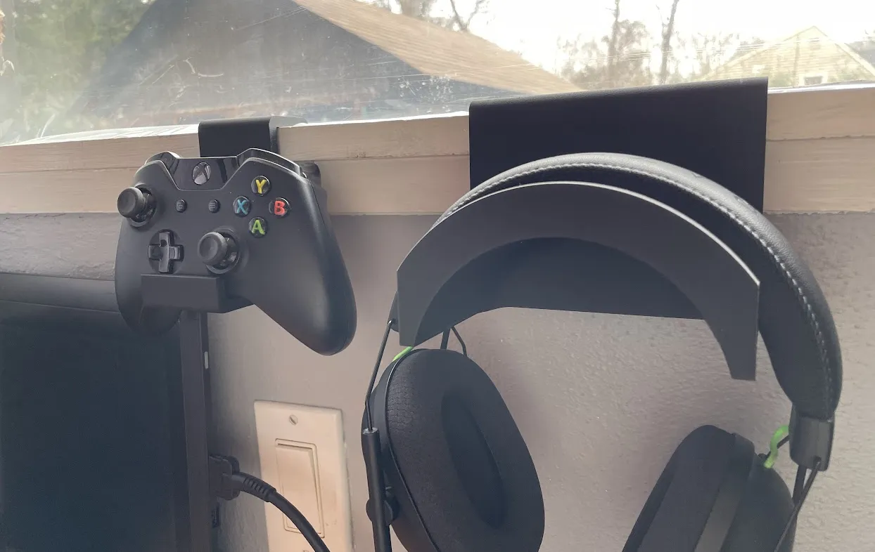 Under-desk 3D-printed Xbox controller and headphone holders